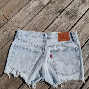 Levi's shorts 501, 25 (xs) - Levi's shorts i modellen 501 i storlek 25 (xs). Säljer dom då de är försmå. (KAN TÄNKA MIG BYTTA DOM MOT ETT PAR 27OR)