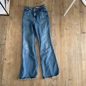 LEVIS Jeans - Mörkblåa Levis jeans i modellen ”70s high flare” 🦋 storlek 25x32, säljer pga att jag tycker dom inte passar min stil. Använda ett fåtal gånger. Köpta på Levis store i New York 45 W 34th Street, elektroniskt kvitto finns kvar. Köpta för $98. Köparen står för frakt. 