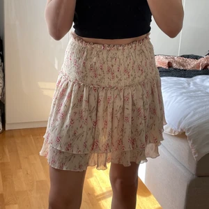 Söt sommar kjol - En jättesöt, blommig sommar kjol från NA-KD. Aldrig använd☺️ Köparen står för frakt💕
