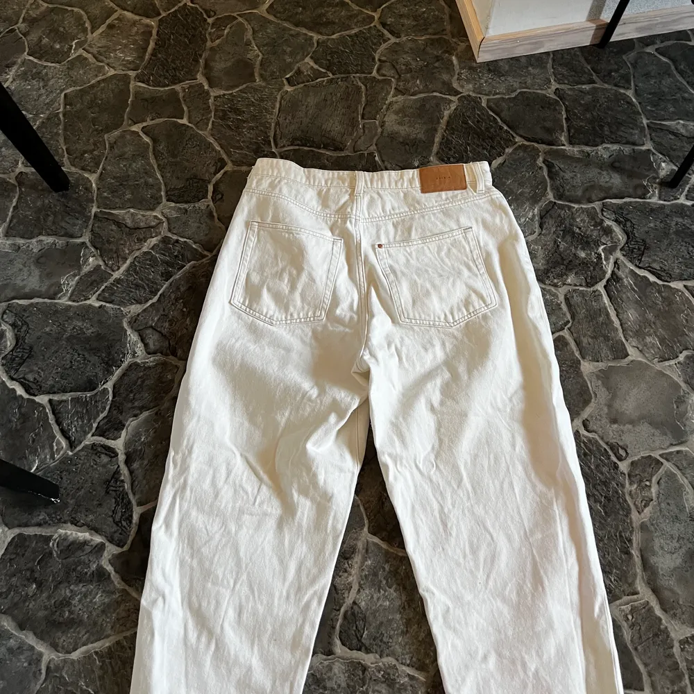 Säljer ett par vita mom jeans från hm i strl 44(L) använt typ 6 gånger så den är hel och fin och i bra skick, kommer från ett rökfritt och djurfritt hem och köparen står för frakten . Jeans & Byxor.