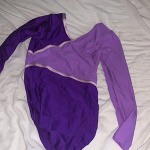 Gymnastikdräkter - Två fina gymnastik dräkter som typ aldrig har använts! Fint skick! Den lila är i storlek Xs/S och den rosa är M. Köparen står för frakt. Funkar även som body. 40 kr st men köper du båda får du de för 65kr