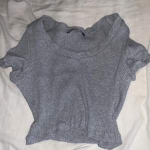 Jättefin grå t-shirt ifrån Shein! Nästan aldrig använd! Köparen står för frakt! Jag kan bifoga fler bilder!