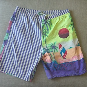 Vintage shorts  - Shorts 80/90 tal. Storlek medium 100 % bomull. Resåren är dålig men det finns ett band att reglera midjan med. Väldigt sköna och snygga. Använda lite bleka men inte slitna. 