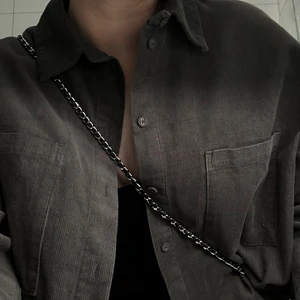 Overshirt manchester  - Säljer min skjorta i manchester tyg från H&M. Den är använd ett fåtal gånger och finns inget som indikerar att den varit använd. Lite oversized vilket är väldigt snyggt. 80kr + frakt. Skriv gärna för fler bilder eller om det finns funderingar!😊