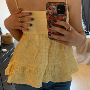 Topp - Toppen är ifrån Zara i storlek M men skulle säga att den passar en person som bär S liks bra. Den är använd ett fåtal gånger och därmed i väldigt bra skick. 