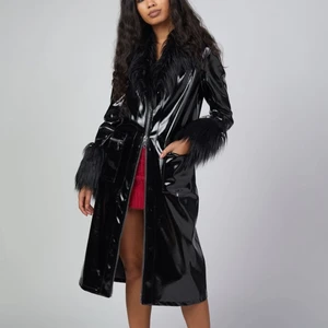 Kappa i vinyl med päls - Kappa från the ragged priest i strl S