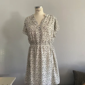 H&M sommarklänning storlek 46 - Inte använd mycket, har resor i midjan och v ringad. Mår ner till knäna på mig som är 170cm lång