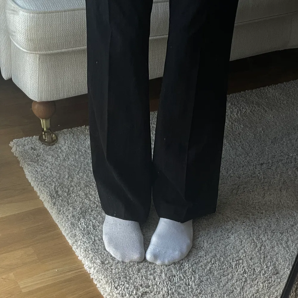 Perfekta långa lågmidjade kostymbyxor, säljer då jag har flera liknande. Storlek S men passar mig som har XS, och dom är såå bra i längden på mig som är 176 typ. . Jeans & Byxor.