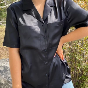 Sidenskjorta från Nakd - Sidenskjorta med relaxed fit, fin till både utgång och till vardag! Använts en gång då jag hade en liknande sen innan.