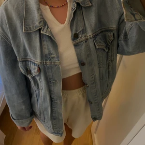 Levis jeans jacka - Jättefin ljusblå levis jeans jacka! I storlek XXL så sitter snyggt oversize👌🏻 Jackan har en liten slitning bakom nacken på kragen, men den syns inte tack vare att den sitter bakom nacken. Kan skicka bild på slitningen såklart. Frakt tillkommer på 66kr❤️
