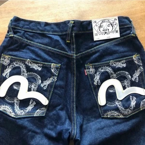 evisu byxor - intressekoll på dessa skit snygga evisu byxor som  typ lyser lite i mörkret oxå, jag köpte här på plick. De är äkta såklart! Super fint skick men kommer inte till användning . Säljer bara vid bra bud. Förra ägarens bilder