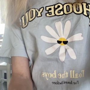T-shirt  - Säljer denna ljusblå tshirt med motiv💗 andvänd fåtal ggr men har dock två jätte små hal som knappast syns💗 är lite oversized därför passar även S💗