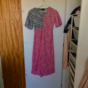 Klänning  - En jättefin blommig sommarklänning som tyvärr inte kommer till användning! Storlek M från början men har sytt in den så nu är den mer en S🥰  