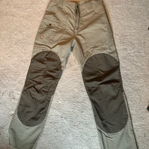 Fjällräven byxor - Riktigt fräna fjällräven brallor som är perfekt till sommaren! Många fickor så man kan ha alla sina essentials i. Passar både killar och tjejer!!! Hör av er för fler bilder eller fitpic! 