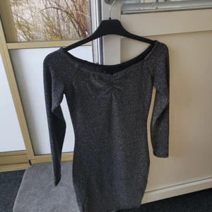 Klänning  - Fin glittrig klänning, Använd 2 gånger från new yorker storlek xs men skulle säga att den också passar storlek S eftersom den är väldigt stretchig 