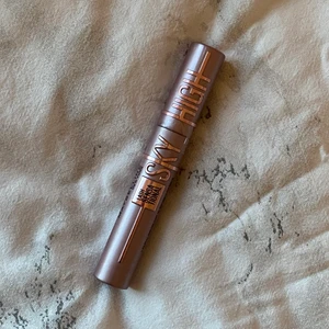 Sky high mascara - En helt oanvänd sky high mascara från maybelline. Super populär. Säljer pga att jag ej använder mascara, och gjorde ett spontanköp. Köpt för 160 kr på Åhléns 