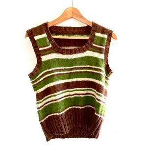 Stickad väst - Jättefin väst som tyvärr nästan aldrig kommit till användning. Lägger ut igen pga många oseriösa köpare på förra inlägget. Skriv privat för frågor, startar budgivning om många är intresserade☕️❤️