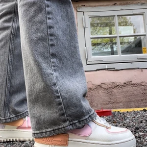Nike Air Force One - Säljer mina supersnygga air force one i storlek 37,5 pga att de har blivit för små, köpte de för mindre en ett halvår sedan och är så klart äkta. De är i superbra skick men dock har paddingen på ena hälen åkt ner och gjort ett märke på innersidan men inget man ser. Nypris 1350 kronor men säljer för 500. ⭐️ 