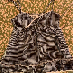 Topp - Söt topp men används inte längre :( den är lite liten vid bysten så den passar nog mellan xs-m. 