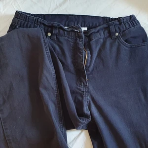 Jeans - Svarta jeans som inte kommer till användning, ganska välanvända därför inte så högt pris. Väldigt bekväma, funkar högmidjat och lite lägre. Svårt att se storleken men skulle säga s/m ungefär<3