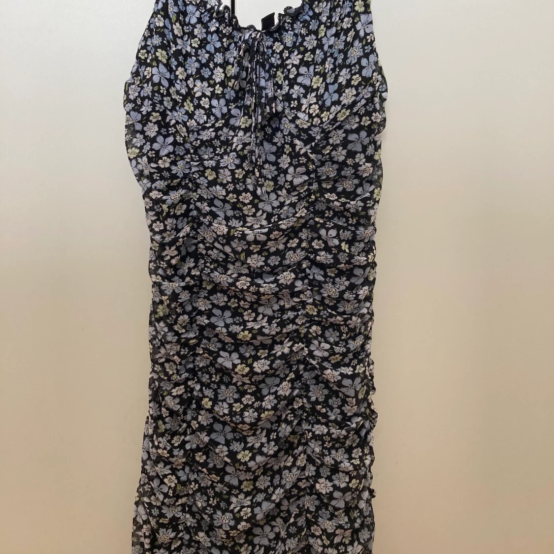Blommig tajt klänning - 90
