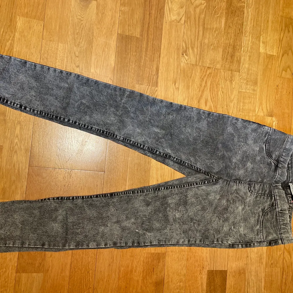 grå tighta byxor från cherokee.  lite använd. Jeans & Byxor.