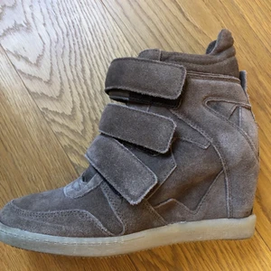 Snygga skor - Så snygga skor ifrån Johansson Shoes, de sitter bra på mig eftersom jag har storlek 39 men de kommer inte till användning pga att det klack… därmed så säljer jag de :) nypriset: 1200kr och jag säljer för 500kr 👌🏻 som man kan se på sista bilden så är det som lite slitningar men man ser de inte 💗 de är i storlek 39!!