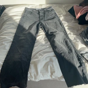 Zara gråjeans  - Säljer dessa jeans för dom är för små, är 170 och dom sitter bra i längden. 