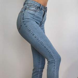 Blåa jeans från NA-KD med detaljer nerför benen på framsidan. Endast använd ett fåtal gånger! Storlek 34. Köparen står för frakten 💕 