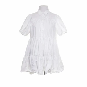 Zara klänning  - Super söt klänning från Zara!! Köpt på Sellpy men säljs då den inte passade :(