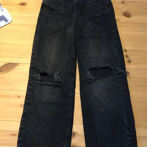 Gina Tricot högmidjade svarta jeans  - Jätte fina byxor från Gina men bara inte min typ av byxor längre. Ny pris 599kr och är i bra skick. Skriv till mig om du vill ha bilder på eller så.❤️