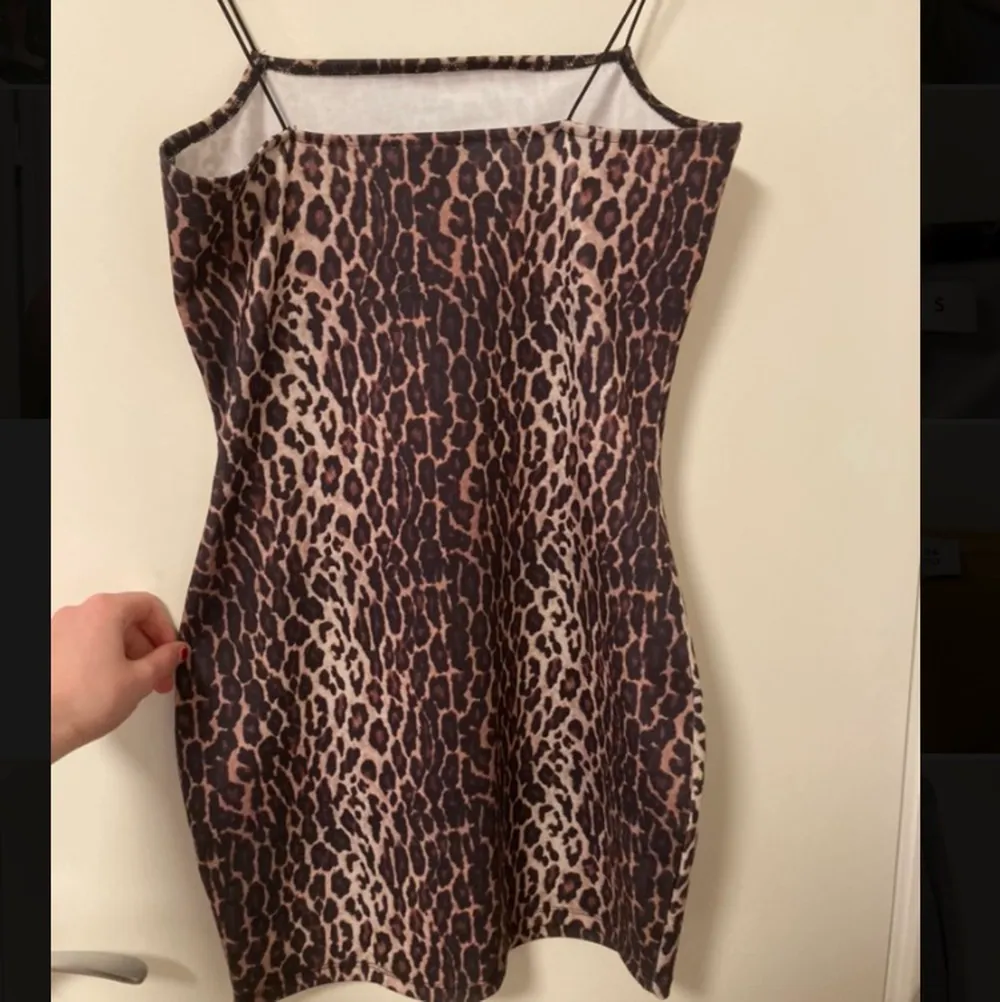 Jätte najs ganska kort klänning med leopardmönster, från NA-KD. Köpare står för frakt❤️. Klänningar.