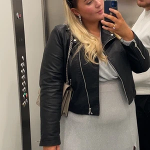 Skinnjacka - Svart skinnimitationsjacka. Säljer den då den har blivit för liten på mig tyvärr!