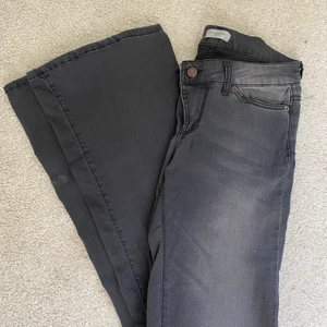 Honkydory jeans washed black - Honkydory stretch jeans i tvättat svart nyans. Endast leverans, skickad måndag. Jag samfraktar 😇