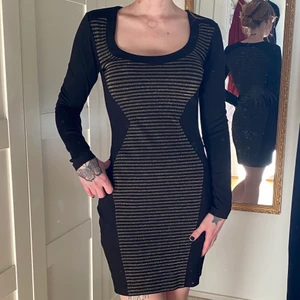 Klänning French connection - Klänning med guldfärgade detaljer och dragkedja. Endast leverans, skickas måndag. Jag samfraktar 😇