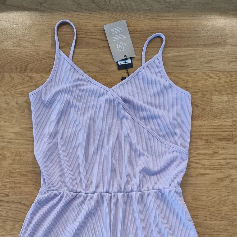 Lavendel playsuit. Ny med lapp kvar. Storlek L men liten så passar M 💜. Övrigt.