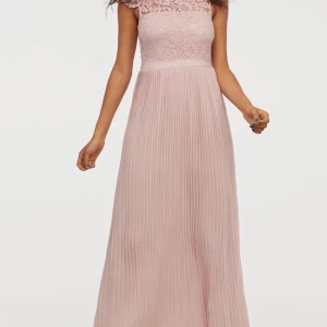 Balklänning - Säljer min klänning då jag aldrig mer kommer ha användning för den. Använd endast en gång, som ny. Nypris - 799 men säljer för 300 + frakt.