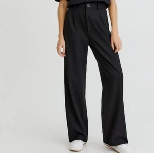 Pull&Bear byxor strl. XS - Svarta raka byxor från Pull&Bear i strl.XS. Helt oanvända, prislappen sitter kvar.