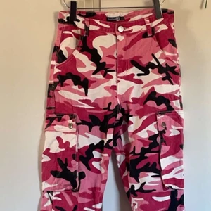 Cargo byxor, 36 - Rosa cargo byxor med stora å bra fickor💗💗