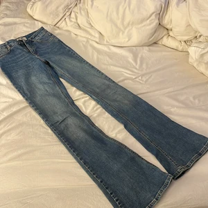 Bootcut jeans - Säljer dessa långa lågmidjade bootcut jeansen från Gina tricot i stl XS. Säljer för 90kr+frakt❤️