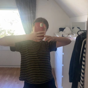 Randig grön svart tröja xs/s - Jätte fin t-shirt som passar till sommaren. Använder aldrig och är jätte skönt. 