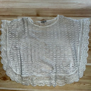 Supersöt spetströja!  - Supersöt tröja i spets. Använd ett par gånger men inget som märks på skicket. Är något åt det mer benvita hållet. Storlek 32/34. 