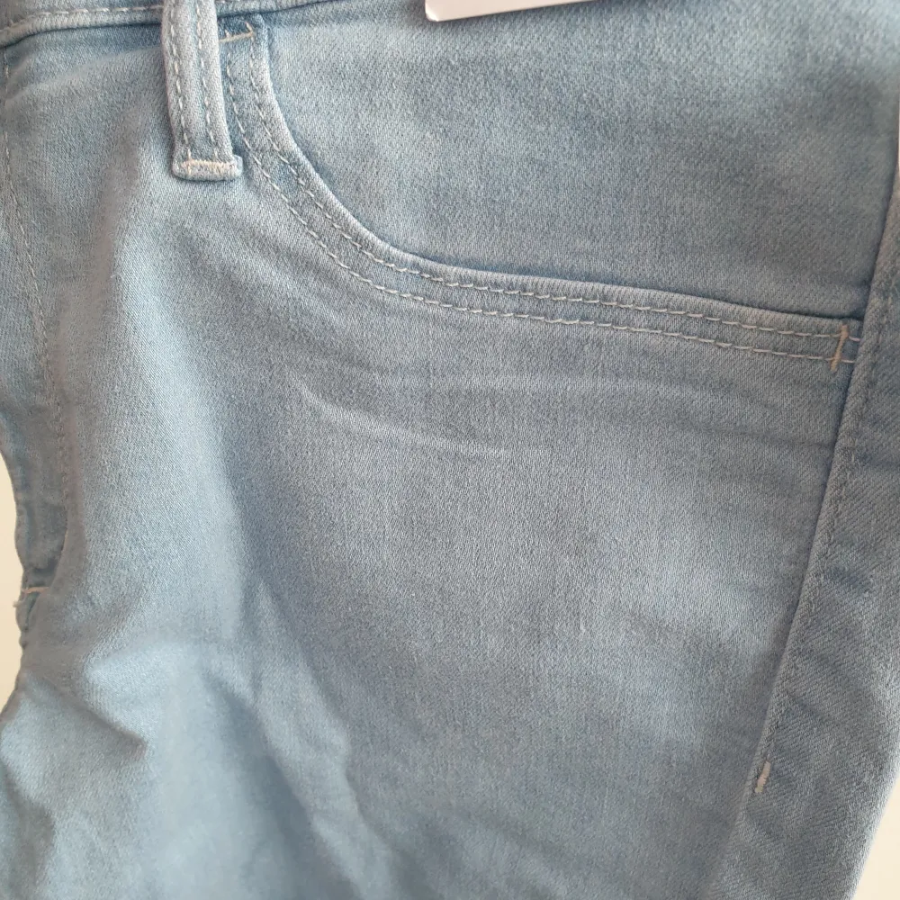 Ljusblå skinny jeans från H&M stl 164, motsvarar ungefär XS. Helt nya, aldrig använda. Svårt att få rätt färg på bilderna men inte så klarblå som på de två första.. Jeans & Byxor.