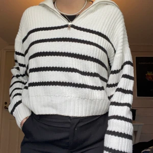 Stickad randig zip - Säljer denna randiga zip tröjan från Gina!! Storlek L och sitter perfekt oversized på mig som är en S-M. Inga defekter eller liknande. Hör av er vid frågor!🤍🤍