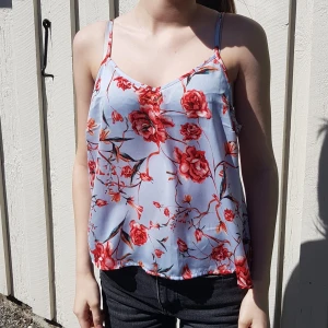 Ella M linne strl S - Linne från lindex finare underklädsmärke Ella M i storlek S. Använd några få gånger, hel och fin. Justerbara axelband. Tyget är i 100% polyester. 