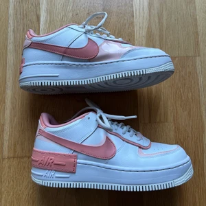 Nike air force 1 - Säljer mina knappt använda airforce 1 shadow i storlek 39. Har endast använt dem 1 gång så dem är som nya. Nypris : 1400kr men jag säljer de för 1000kr då de inte går att få tag på dem längre. Skriv på dm om ni har några frågor😊💕