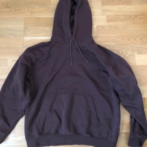 Brun hoodie - Säljer min bruna weekday hoodie. Säljer pga använder aldrig