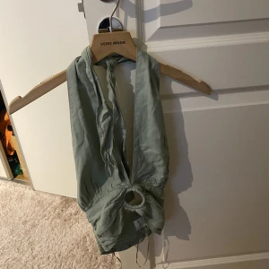 Linnetopp - Helt ny med lapp kvar, nypris 299kr För liten så kan inte fota på och hittar inte plagget på nätet så kan inte infoga någon modellbild.