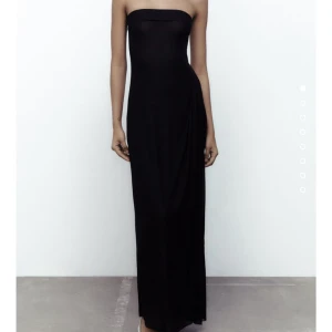  ZARA KLÄNNING - Säljer denna supersnygga klänning ifrån Zara. Helt slutsåld. Strl S. 