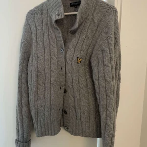 Lyle & Scott stickad kofta - Stickad tröja från Lyle and Scott. Storlek S. Inga defekter, som ny